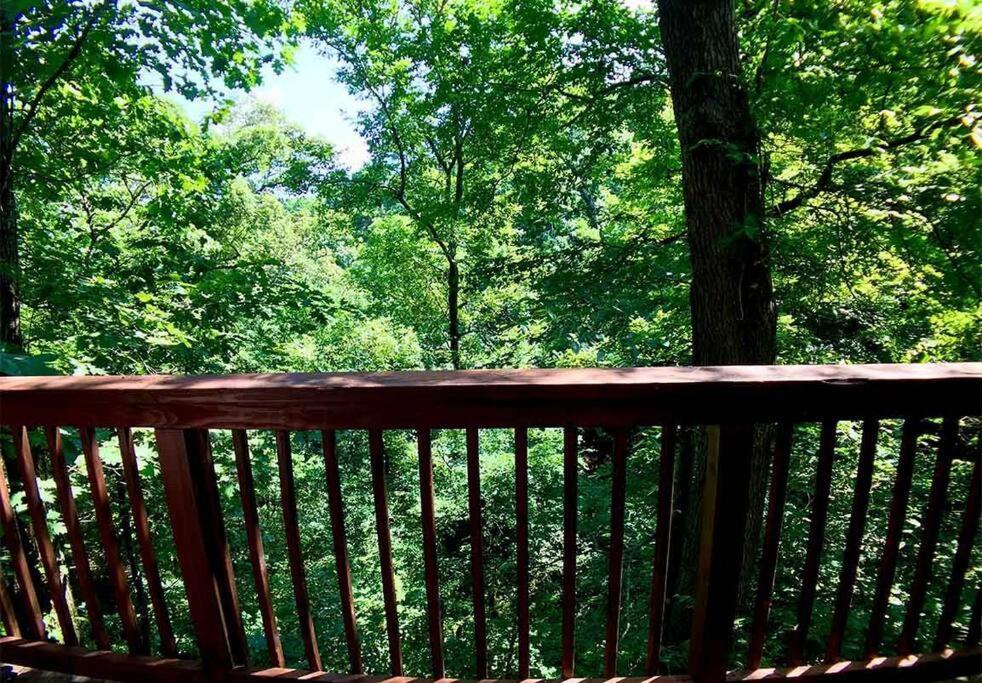 Chateau Treehouse #11 @ Oak Crest Cottages And Treehouses ユリーカ・スプリングス エクステリア 写真