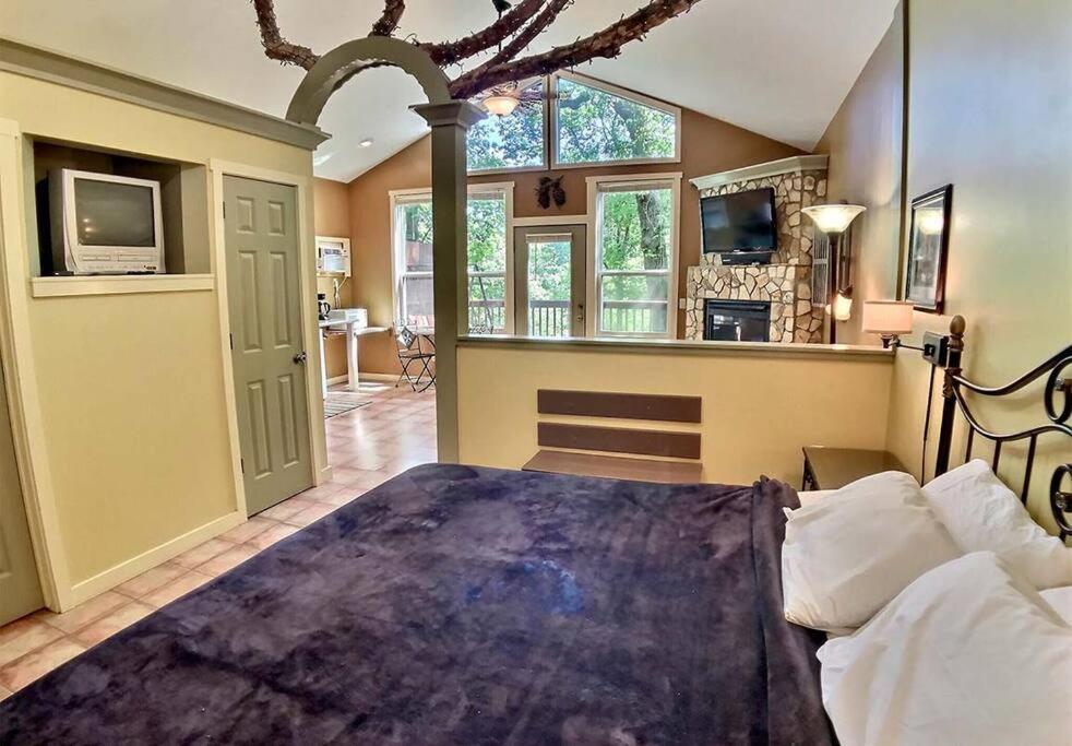 Chateau Treehouse #11 @ Oak Crest Cottages And Treehouses ユリーカ・スプリングス エクステリア 写真